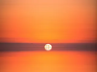 Sonnenuntergang über dem Wasser, als Zeichen der Schöpfung.