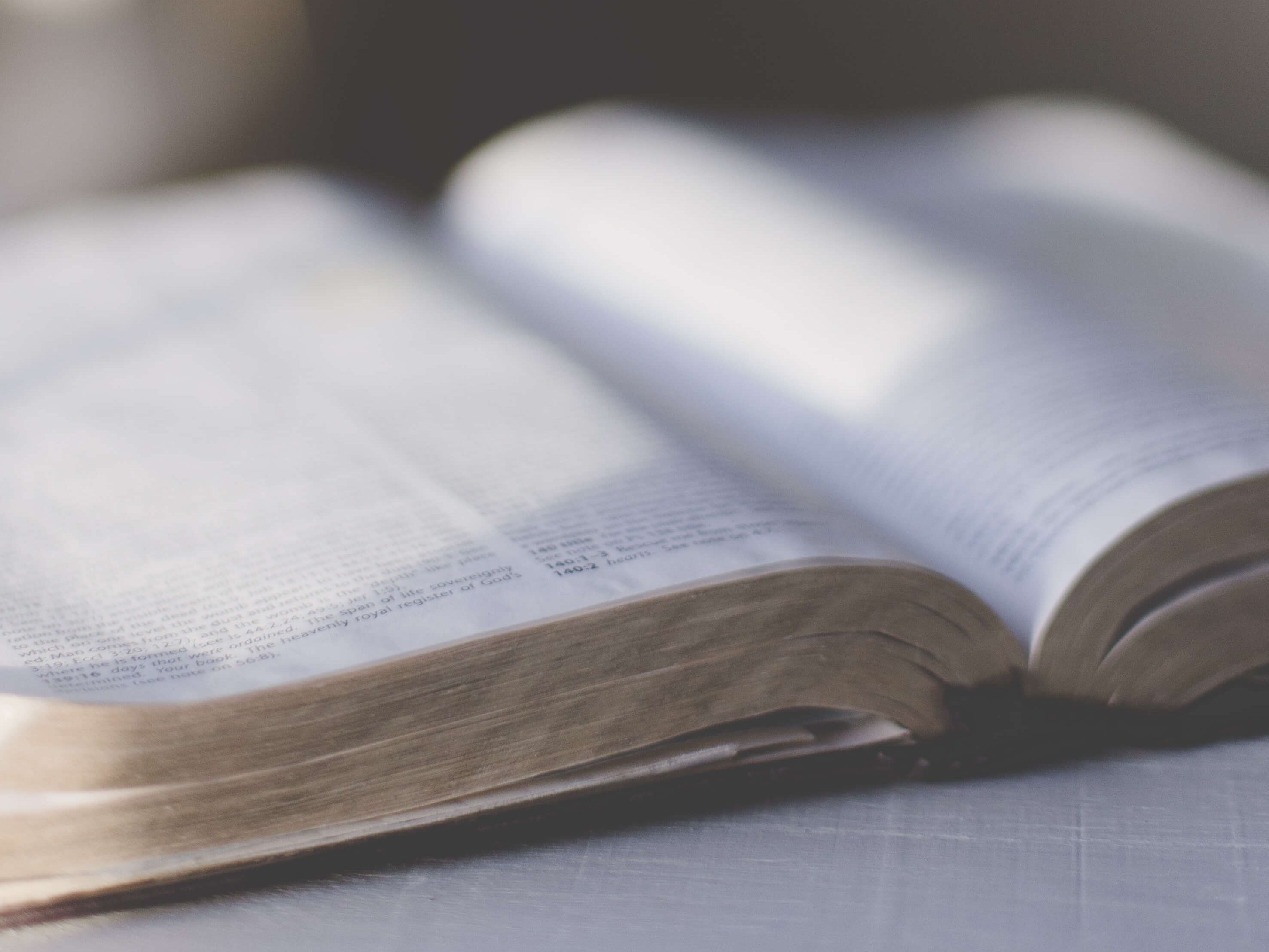 Aufgeschlagene Bibel, die für die Heilige Schrift steht.