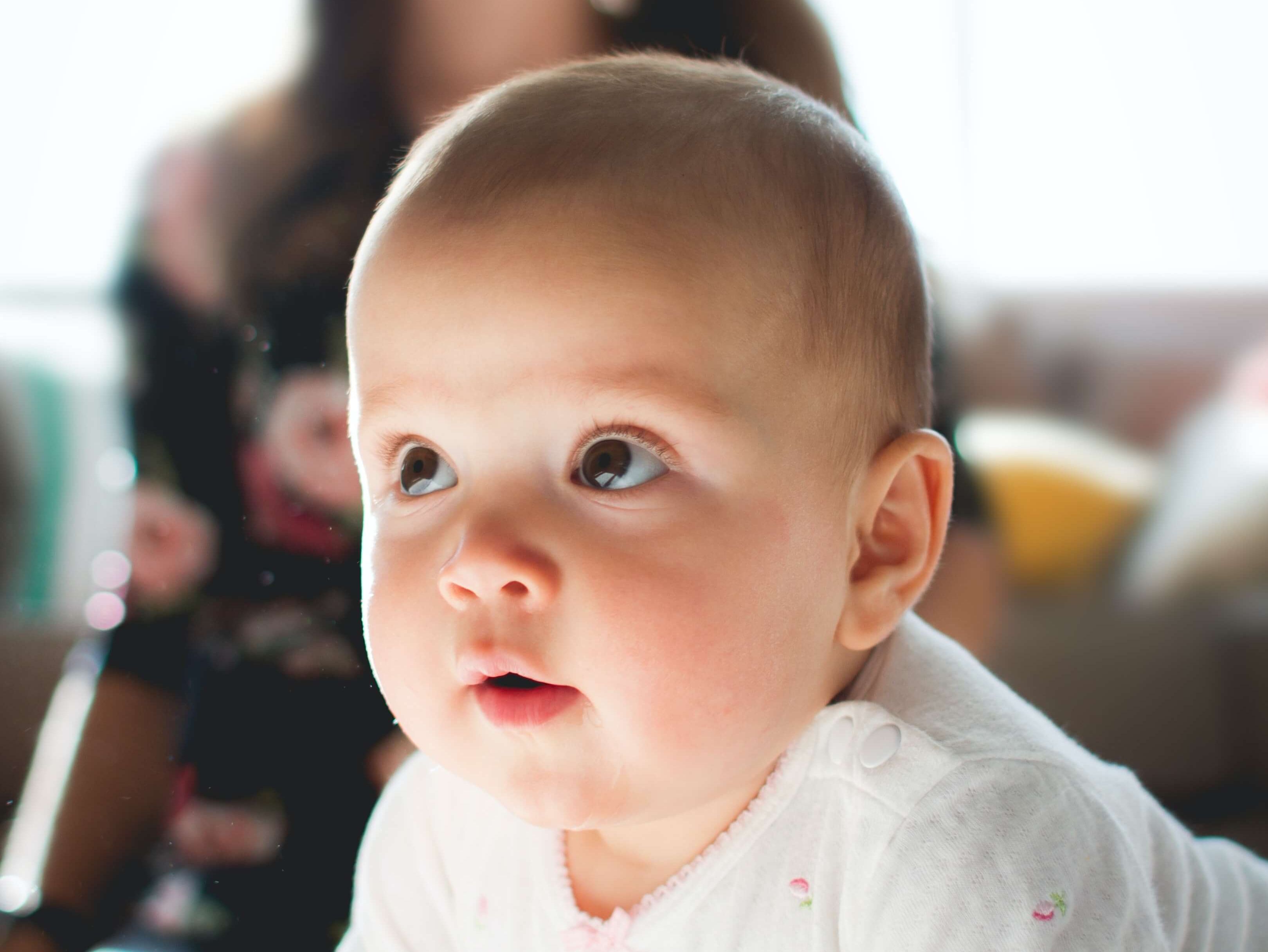 Nahaufnahme eines Babys, das neues Leben darstellt.