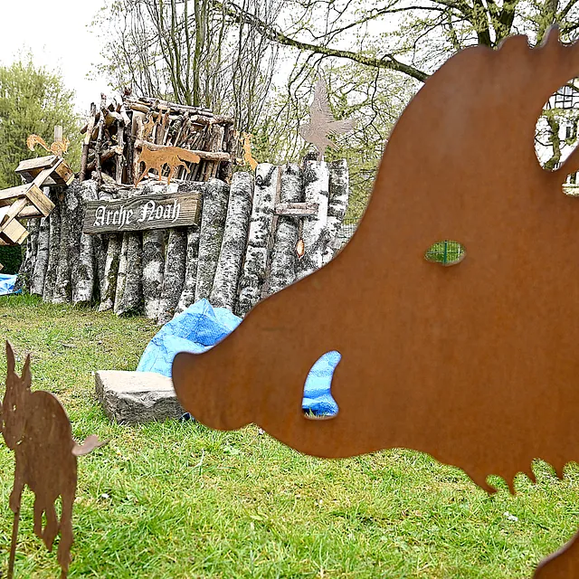 Kunstinstallation, die die Arche Noah mit Tierfiguren darstellt.