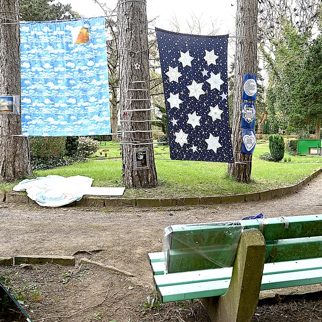 Eine Kunstinstallation von Tag und Nacht auf dem Kirchengelände.
