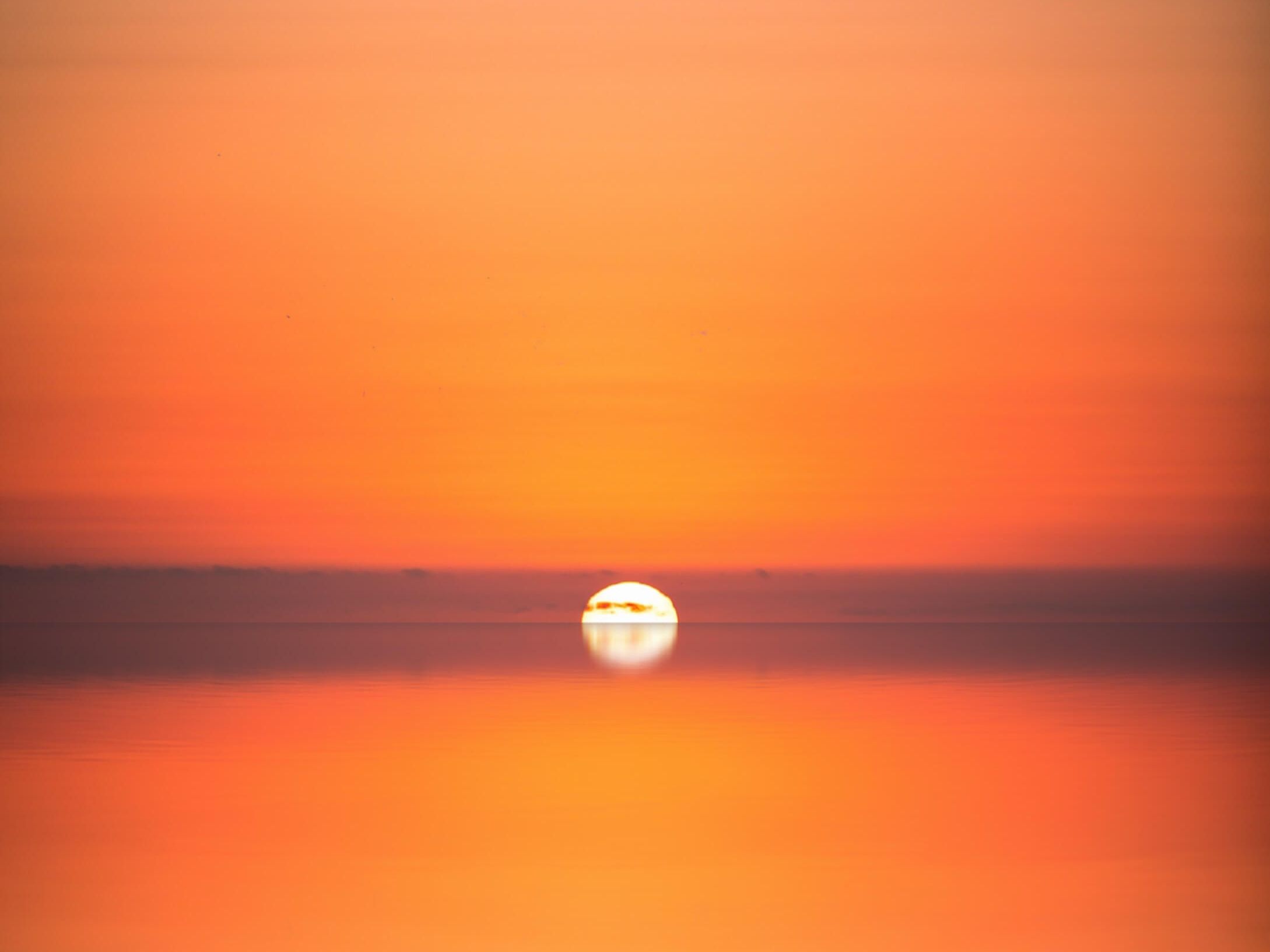 Sonnenuntergang über dem Wasser, als Zeichen der Schöpfung.