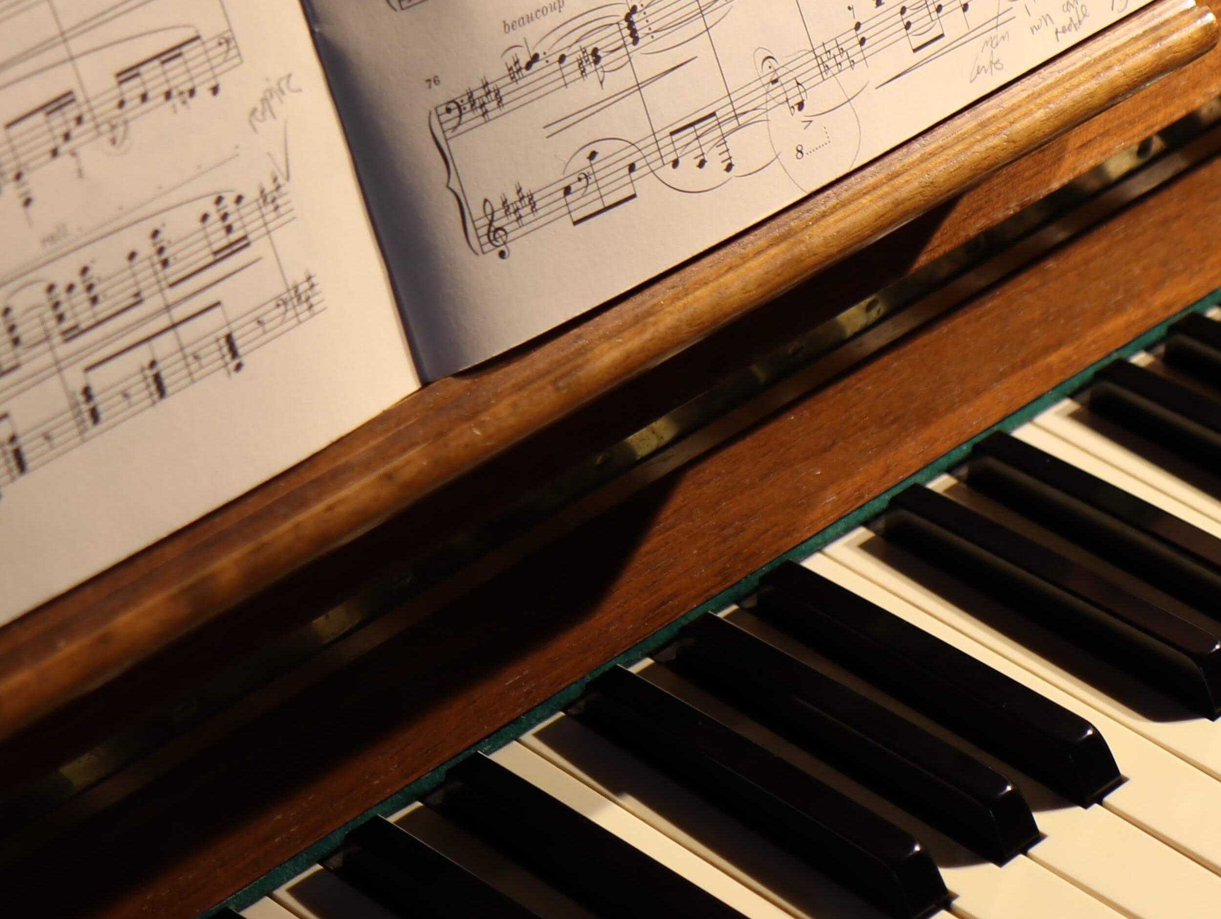 Orgel und Noten für einen Gottesdienst.