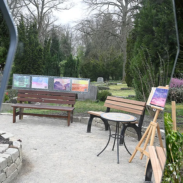 Ein Ort der Besinnung mit Kunstausstellungen auf dem Friedhof.