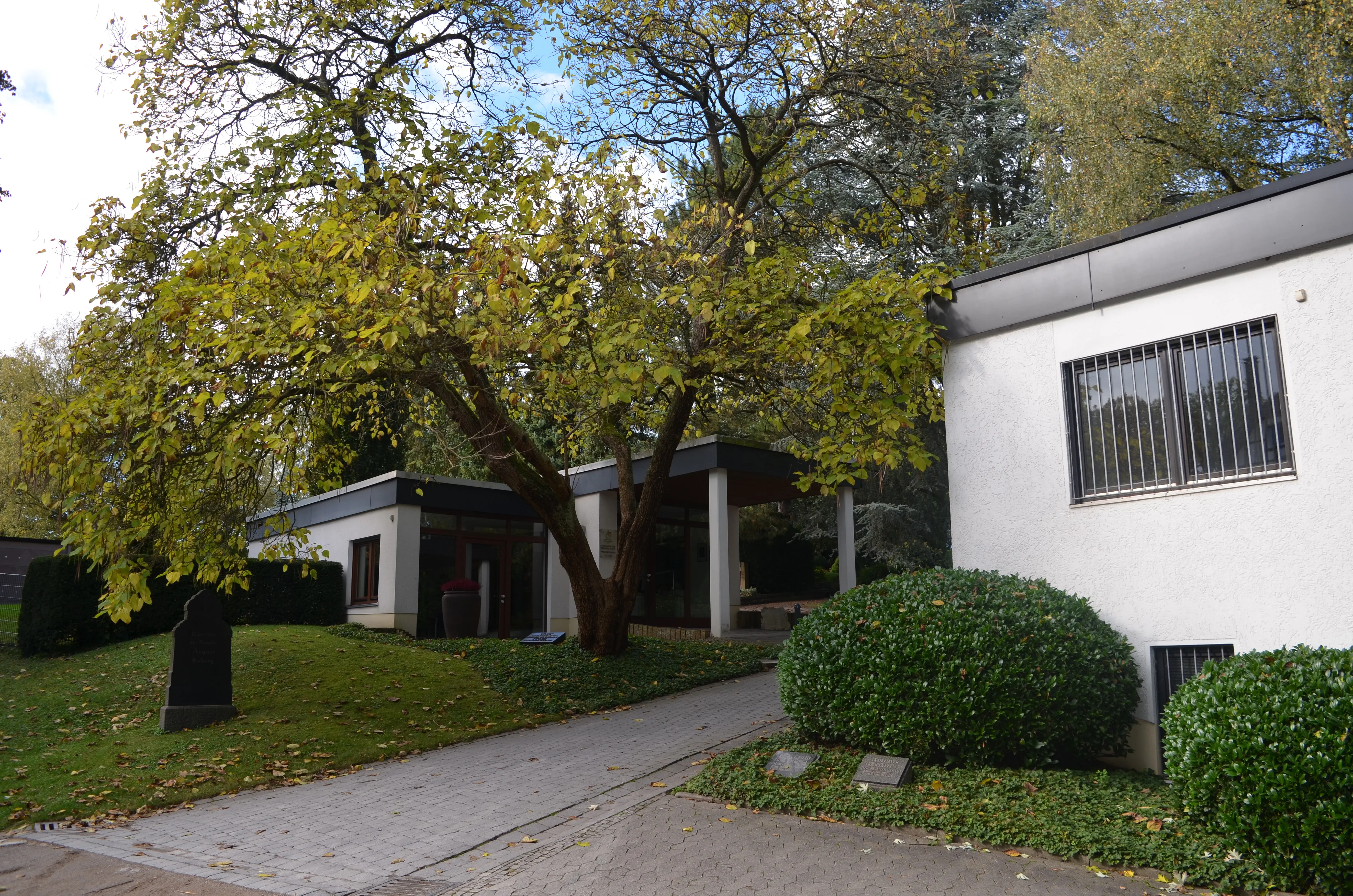 Die Friedhofskapelle, ein modernes weißes Gebäude.