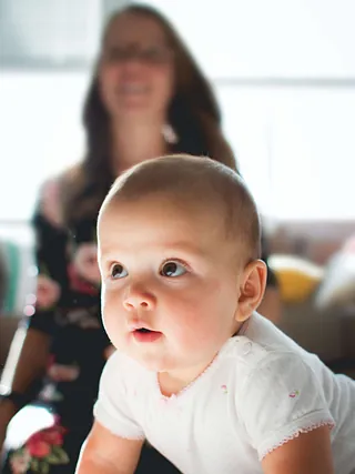 Nahaufnahme eines Babys, das neues Leben darstellt.