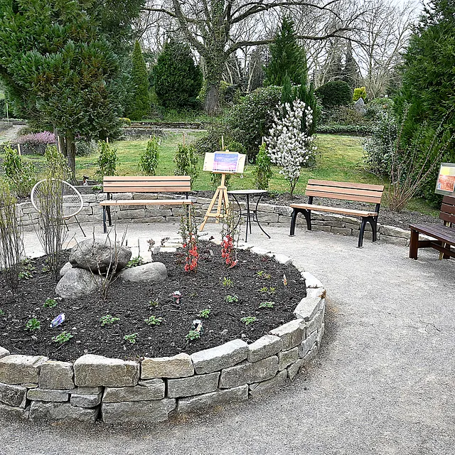 Ein Ort der Besinnung mit Kunst und Sitzgelegenheiten auf dem Friedhof.