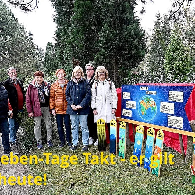 Eine Gruppe bei einer Schau über die sieben Tage der Schöpfung.