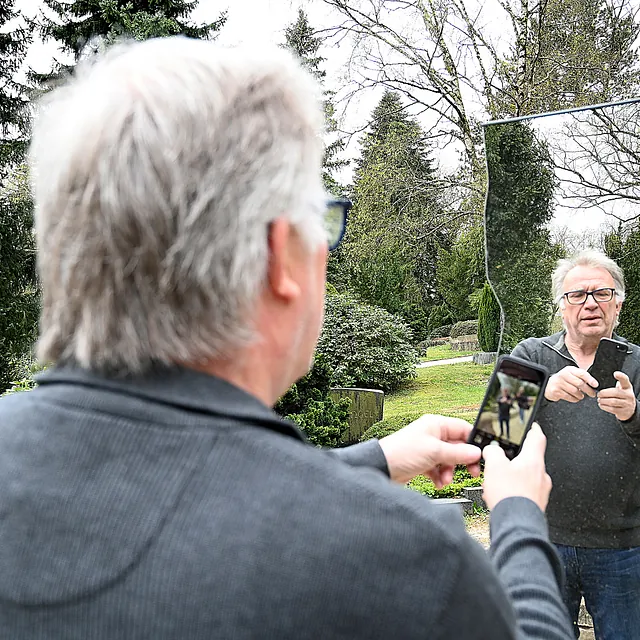  Interaktive Kunst mit Spiegel zur Selbstreflexion auf dem Friedhof.