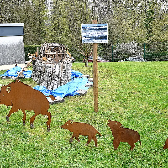 Kunstinstallation mit Wildschweinen und einem Fuchs, die die Schöpfung darstellen.